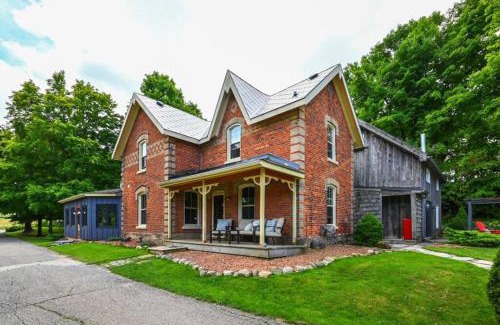Mono House | A charming, rustic 150 year old Carriage House