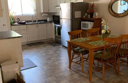 Burk's Falls Cottage | A cheerful and cozy waterfront grand mom's cottage