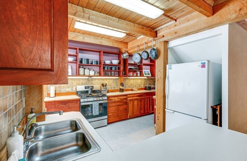 Fairbanks House | A Chena Dream Alaskan Retreat - Northern Lights viewing, Soaking Tub, Game Room