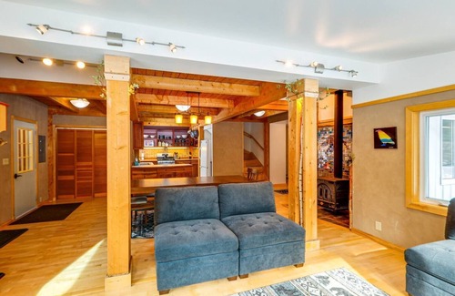 Fairbanks House | A Chena Dream Alaskan Retreat - Northern Lights viewing, Soaking Tub, Game Room