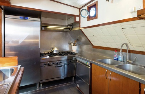 Leiden Boat Rental | A clipper built in 1911 in Leiden