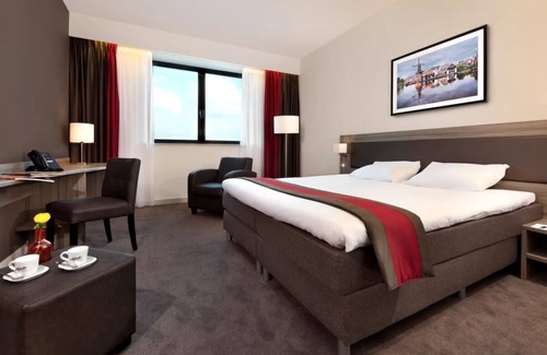 Zestienhoven Hotel | A Comfortable Stay a Short Walk from the Terminal! Onsite Dining! Rooftop Bar