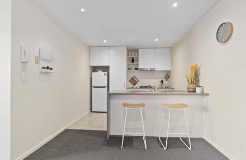 Kensington Apartment | A Comfy & Cozy 2BR Apt Near Flemington Races