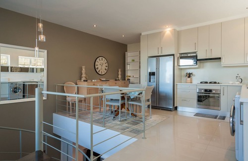 Kommetjie Cottage | A Cottage 2 min stroll to the beach. A POOL and full SOLAR power