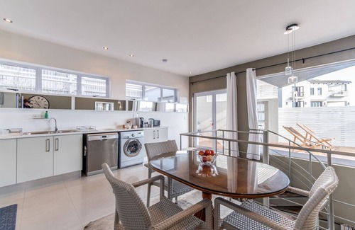 Kommetjie Cottage | A Cottage 2 min stroll to the beach. A POOL and full SOLAR power