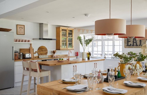 Chichester Cottage | A country house that sleeps 18 guests in 7 bedrooms