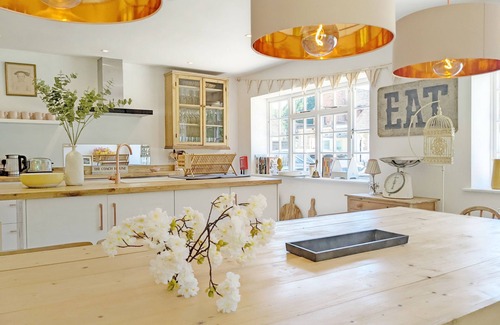 Chichester Cottage | A country house that sleeps 18 guests in 7 bedrooms