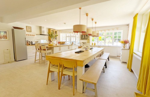 Chichester Cottage | A country house that sleeps 18 guests in 7 bedrooms