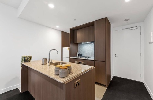 Carlton South Apartment | A Cozy Apt, Only a 5-min Walk to Victoria Market