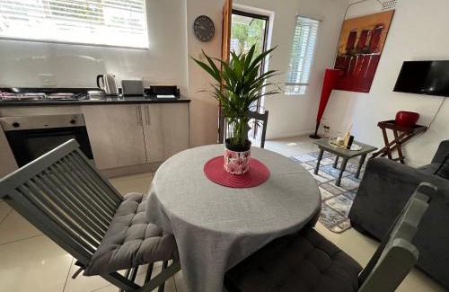 Greater Johannesburg Metropolitan Area Apartment | A cozy cottage in Bryanston