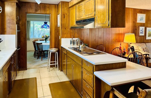 Modesto House | A Cozy Den in Sherwood Forest