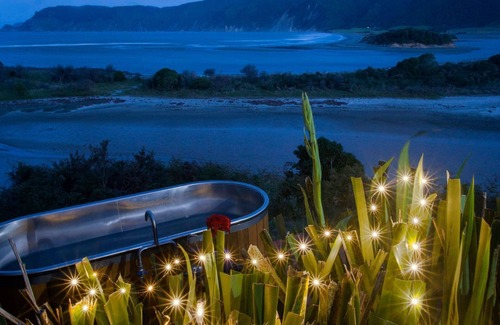 Nelson Region Cabin | A cute secluded hut with ocean views