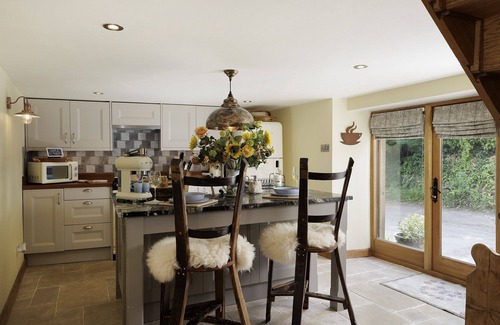 Chipping Norton Cottage | A delightful dog friendly thatched holiday cottage - The Barn by the Ford