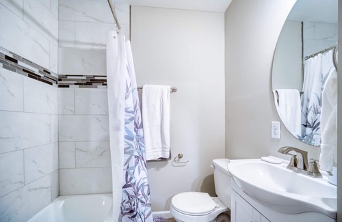 Jacksonville House | ~[A] Doze'n D'luxe Sleeps 12 Krispy Kreme~