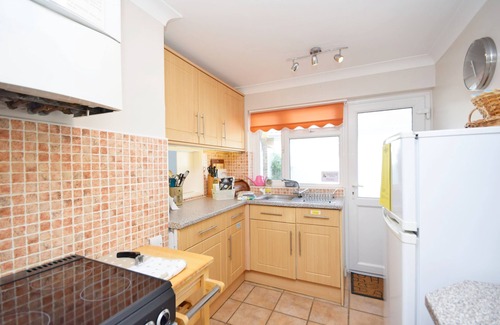 East Wittering Cottage | A family house that sleeps 6 guests in 3 bedrooms