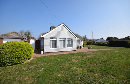 East Wittering Cottage | A family house that sleeps 6 guests in 3 bedrooms