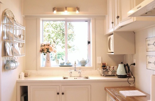 Richmond Apartment | A French style boutique guesthouse set in a large garden with a spa and pool.