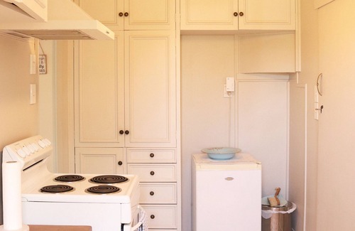 Richmond Apartment | A French style boutique guesthouse set in a large garden with a spa and pool.