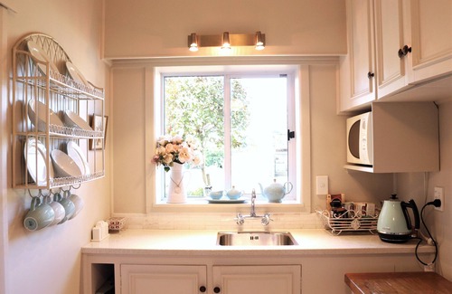 Richmond Apartment | A French style boutique guesthouse set in a large garden with a spa and pool.