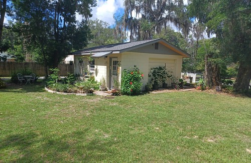 Fort King District Cottage | A GARDEN COTTAGE in the City !