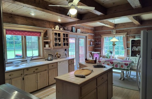 Tiny House | A hidden gem in Thunder Beach, Ontario - Vacation Log Home Rental (Monthly)