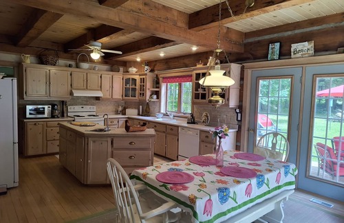 Tiny House | A hidden gem in Thunder Beach, Ontario - Vacation Log Home Rental (Monthly)