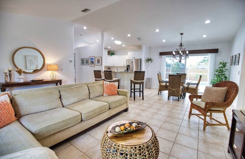 South Venice House | A Hidden Treasure - Minutes Away from Beach w/Pool