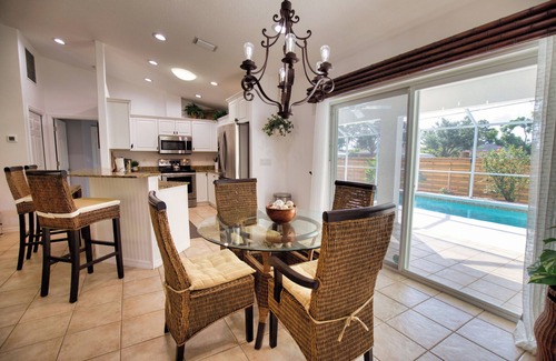 South Venice House | A Hidden Treasure - Minutes Away from Beach w/Pool