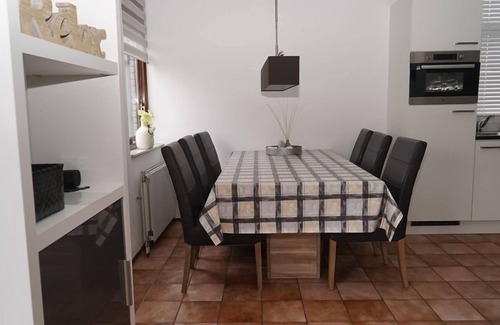 Ouddorp House | A holiday home where everyone will immediately feel at home. The homely appearance is a mix of modern design and coziness. The house is located in the front section of the popular North Sea Park, but due to its unique location, it offers a lot of pea