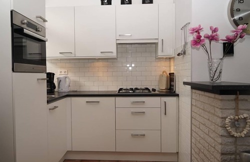 Ouddorp House | A holiday home where everyone will immediately feel at home. The homely appearance is a mix of modern design and coziness. The house is located in the front section of the popular North Sea Park, but due to its unique location, it offers a lot of pea