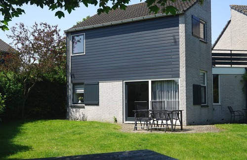 Ouddorp House | A holiday home where everyone will immediately feel at home. The homely appearance is a mix of modern design and coziness. The house is located in the front section of the popular North Sea Park, but due to its unique location, it offers a lot of pea