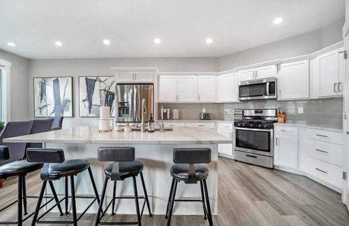 Twin Falls House | "A home away from home mixed with a luxury hotel." 3 min to canyon, game garage