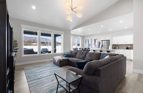 Twin Falls House | "A home away from home mixed with a luxury hotel." 3 min to canyon, game garage