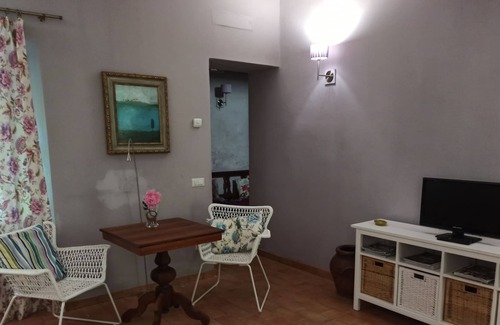 Arcidosso House | A house in the woods of chestnut trees