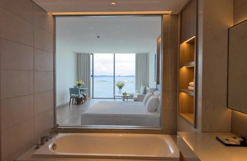 Hon Gai Apartment | À La Carte Ha Long sea view high floor