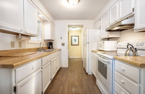 Leland Cottage | A Leland Favorite!Walk to Beach& Town Sleeps 10 OPEN 1st Toast the Season Wines!