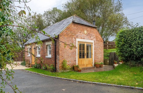 Robertsbridge Cottage | A light and airy property with a hammock and hot tub, situated on a working farm