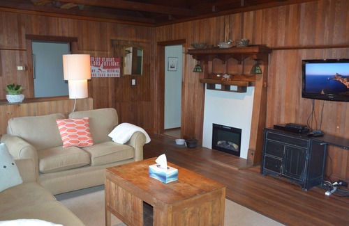 Gibsons Cabin | A Little Piece Of Paradise-Waterfront Cabin