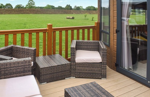 Stonham Aspal Cottage | A lovely bright lodge next to a field on a great site for people of all ages.