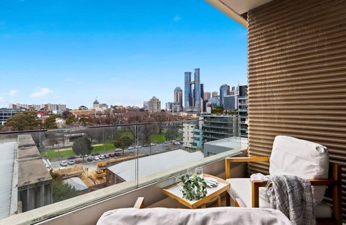 Carlton South Apartment | A Lux 2BR Apt Next to Melbourne Uni, FREE Parking