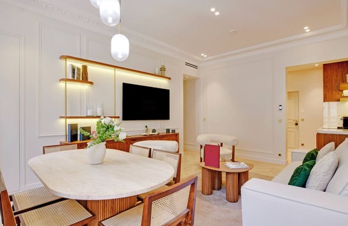 Madeleine Apartment | A Luxurious 2-BR/2BA with Services in La Madeleine - Opéra