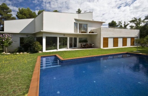 Castellarnau Villa | A modern and comfortable villa in a quiet and well-connected residential area