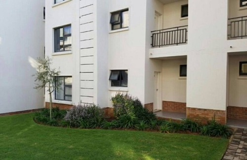 Greater Johannesburg Metropolitan Area Condo | A Modern and Relaxed Condo in the leafy suburb of Dainfern.