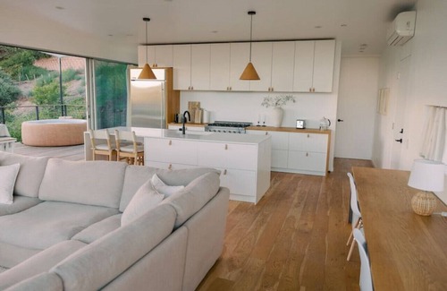 Bonita House | A modern light-filled home with views of the woods