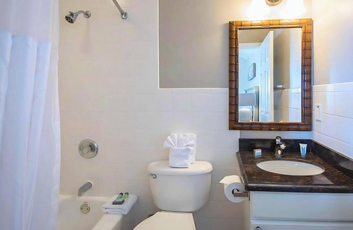 Marathon Hotel | A Place You'll Surely Enjoy! Full Kitchen, Outdoor Swimming Pool!