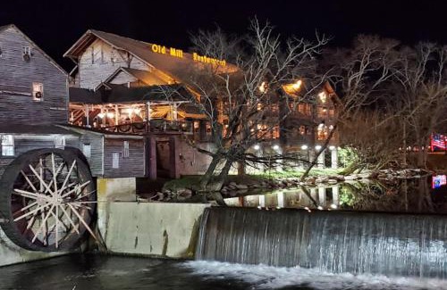 Gatlinburg - Pigeon Forge Hotel | A Postcard View