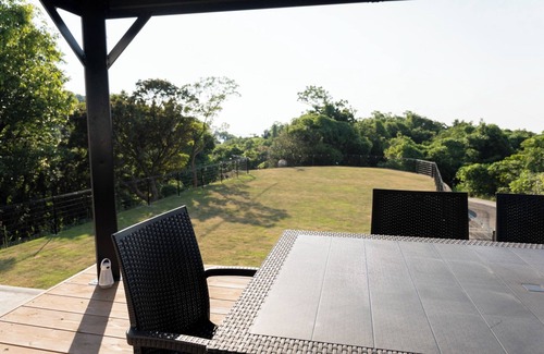 Awaji House | A private dog run of approximately 330m2 overlooki/Awaji Hyōgo