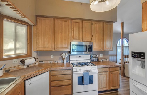 Divide House | A Private Retreat with Breathtaking views of Pikes Peak w/HOT TUB