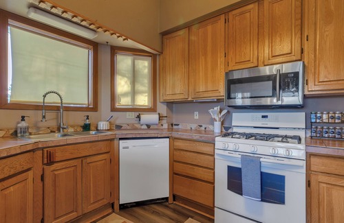 Divide House | A Private Retreat with Breathtaking views of Pikes Peak w/HOT TUB