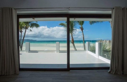 Balabag Villa | A private space on the white beach with 5 large rooms and beds
